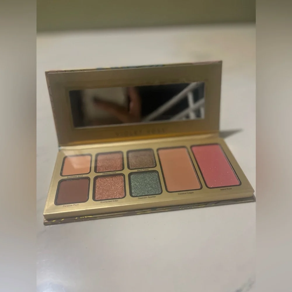 Violet Voss Pretty in paradise all in one face & eyeshadow palette